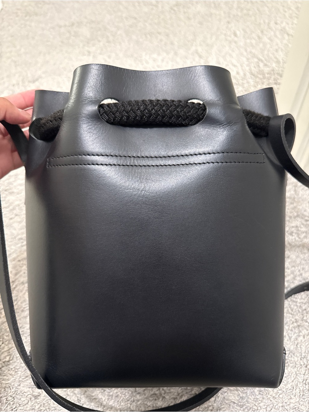 The Stowe bucket bag in black - Picture 2 of 9